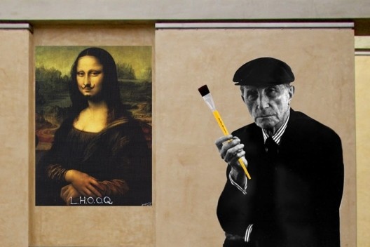 Sem mais nenhum obstáculo diante de si, o senhor de roupas negras tira o pincel do bolso e danifica para sempre uma obra-prima...