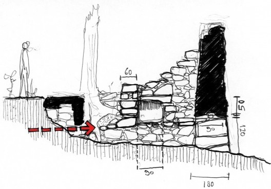 Corte mostrando a posição da grande pedra no interior de uma das paredes, usada possivelmente para apoiar as mós. A seta vermelha indica a cota do antigo assoalho de madeira