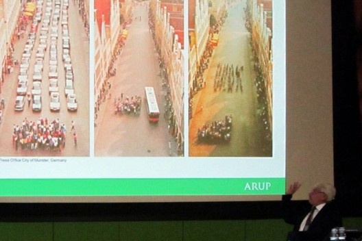 Head apresenta uma comparação entre o espaço necessário para acomodar o transporte público e o individual em uma cidade