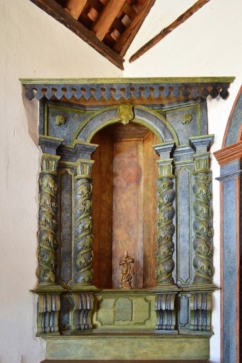 Capela de São João Batista, retábulo do lado do Evangelho, Arraial do Ferreiro, Goiás Velho GO, 2014