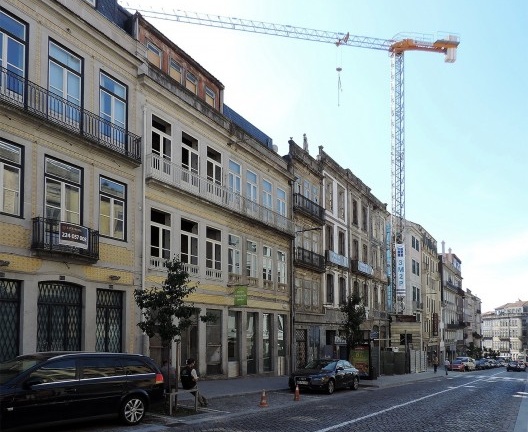 Porto, rua de Mouzinho da Silveira. Renovações fachadistas no conjunto onde se situa a Loja de Reabilitação Urbana – SRU Porto Vivo