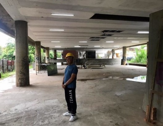 Balneário de Águas da Prata, instalação de placas de gesso para recobrir estrutura aparente em concreto armado