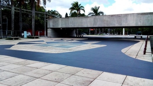 Paisagismo do MuBE, de autoria de Burle Marx, Haruyoshi Ono e equipe. Simulação dos mosaicos de piso nas áreas externas, que foram descartados na elaboração do projeto final