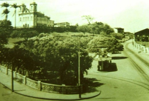 Colina com Igreja do Bonfim, trilhos e ponto do bonde