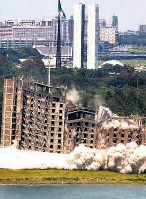 Uma pequenina fração de uma certa Brasília, repleta de irregularidades, veio abaixo, implodida, logo no começo do novíssimo Governo José Roberto Arruda (22/01/07)