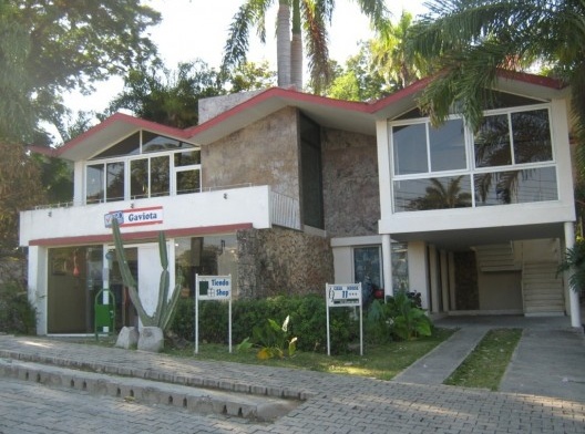 Obra de Félix Antonio Muñoz Cusiné que fue incluida en el Registro Nacional del Movimiento Moderno. Se encuentra localizada en la avenida Manduley del reparto Vista Alegre de Santiago de Cuba.