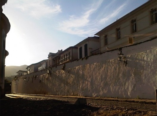 Ao lado da igreja Nossa Senhora do Rosário, muro de arrimo sustentando uma rua mais alta