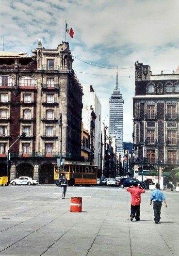 Vista desde o Zócalo com torre Latino-americana ao fundo, Cidade do México, 2004
