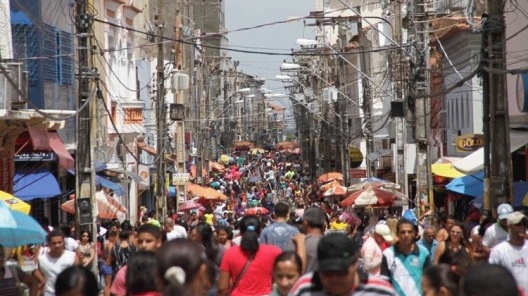 Movimento do comércio popular da Rua Grande, centro histórico de São Luís