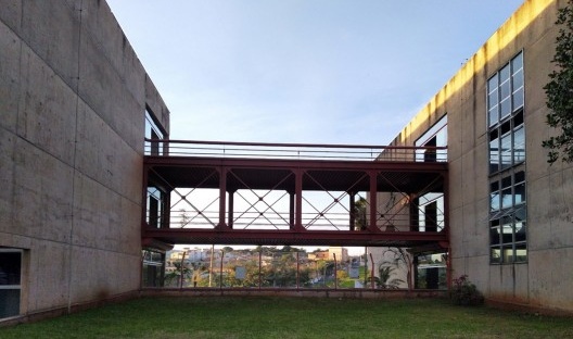 Centro Administrativo de Uberlândia, passarela executada, Uberlândia MG Brasil, 1993. Arquitetos Acácio Gil Borsoi, Janete Costa, Milton Leite Ribeiro, Marco Antônio Borsoi e Rosa Maria Chagas Aroucha / Milton Leite Arquitetos