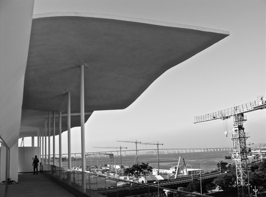 Museu de Arte do Rio, vista para a costa e intervenções do Porto Maravilha