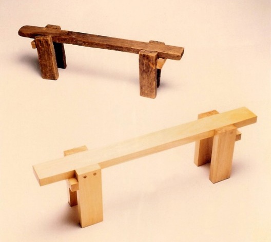 Atrás, banquinho caipira original, encontrado em uma fazendo na região da serra da mantiqueira. Na frente, versão produzida pela Baraúna, apelidada de “cachorrinho”.