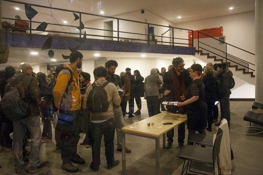 Helena Ayoub recebe convidados no início da festa de lançamento do livro “Abrahão Sanovicz, arquiteto”, IAB/SP, 22 ago. 2017