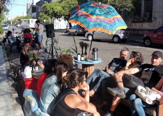 Uma vez por ano estudantes da Faculdade de Arquitetura da Universidade Federal de Pelotas tomam o espaço de duas vagas de carros em frente ao prédio da faculdade, que está no bairro portuário da cidade, como manifesto em prol da apropriação do espaço