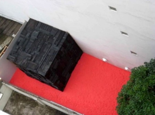 Vermelho-Pungente para Dona Christina, 2011. Areia tingida, espécies arbóreas e madeira queimada