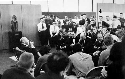 Turma reunida ao redor de Mies no Crown Hall – IIT, Chicago. Edgar ao fundo na indicação da seta
