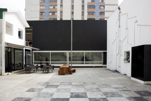 Galeria Vermelho. P.M. da Rocha e Piratininga Arquitetos Associados. São Paulo, 2007