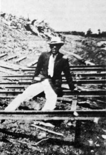 Na verdade eu estou sentado nestes trilhos de Porto Velho por causa das borboletas que estão me arrodeando, amarelinhas e a objetiva se esqueceu de registrar. Era para fotar as borboletas, foto e legenda de Mário de Andrade