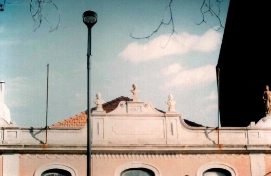 Fachada do antigo Teatro Luís de Camões, na Calçada da Ajuda, tendo no ângulo a escultura cerâmica da musa da comédia, Tália