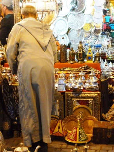 Típica loja de artefatos na Medina em Marrakech