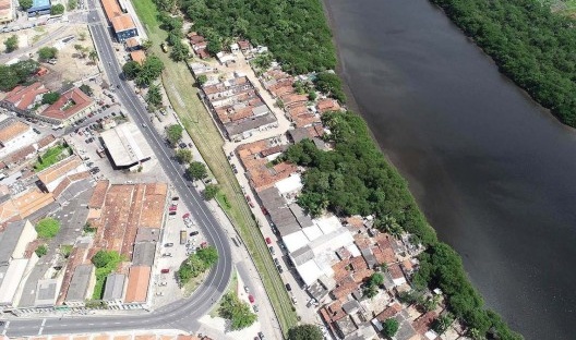 Imagem aérea de trecho da Comunidade Tradicional Ribeirinha do Porto do Capim, em João Pessoa, 2019