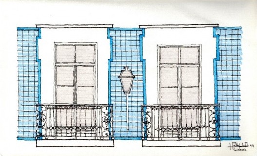 Lisboa: janelas e sacadas com fundo de azulejaria, arredores da Praça do Comércio na Baixa