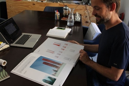 Tobias Wallisser mostra um caderno de projeto desenvolvido para um arranha-céu na China