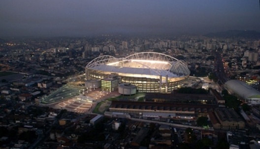 Vista externa geral noturna