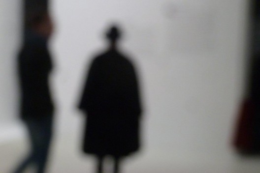 Quando volta os olhos em direção à moça de preto, o jovem arquiteto tem uma pequena vertigem, sua visão fica embaçada, o vulto se dissolve em um quadro impressionista...