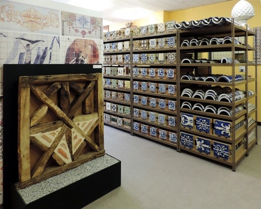 Porto, Banco de Materiais Municipal, acervo constituído de azulejos, cachorros, pilastras, cornijas, serralheria etc. Em primeiro plano, fragmento de estrutura de madeira em formato de cruz de Santo André, típica do Norte de Portugal