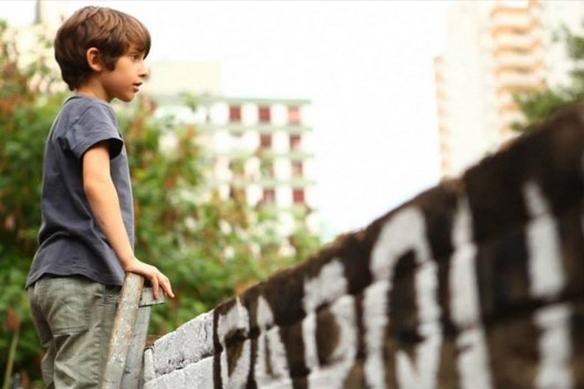 Menino olha por cima do muro em um dos eventos “A Rua Tb é Parque”, que aconteceram em frente ao parque no começo de 2014