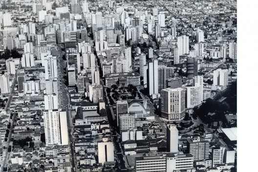 Área central de Curitiba na década de 1960. A verticalização acentuada localiza-se ao longo da rua XV de Novembro e nas suas adjacências, que convivem com casario histórico