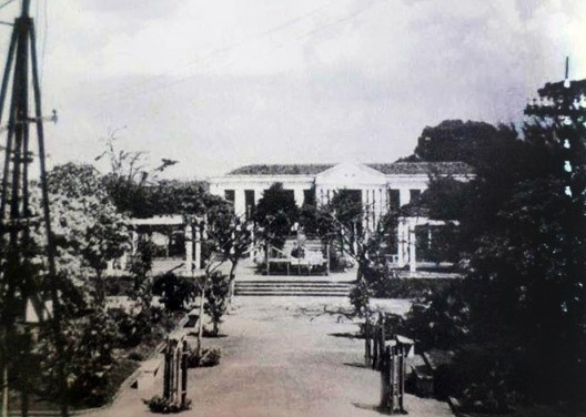 No centro da Rondon, passarela e jardins suspensos, um palco para eventos populares e retretas, e orquestras ao lado do Cine Teatro Resky. No fundo, o Fórum Rui Barbosa. Tudo destruído.