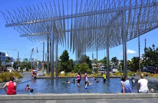 Espaços públicos na orla de Wynyard Quarter, 2016