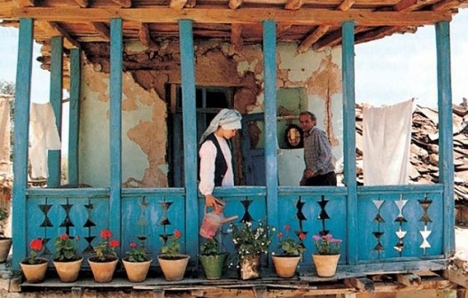 Fotograma de Através das oliveiras, filme de Abbas Kiarostami, 1994