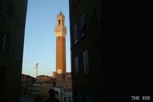 A noite se aproxima da Piazza del Campo, no centro histórico de Siena, Itália