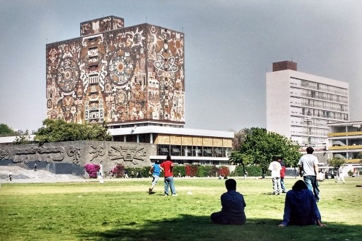 Praça central da Cidade Universitária com biblioteca, Cidade do México, 2003