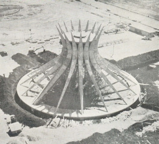 Catedral de Brasília, colunas curvas e anel de tração. Arquiteto Oscar Niemeyer