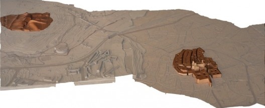 Maquete do projeto mostrando a relação de escala entre a Cidade da Cultura e o centro histórico da cidade