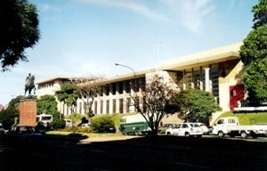 O acento acadêmico do prédio da Faculdade de Arquitetura de Montevidéu (1938), de Román Fresnedo Siri e Mario Muccinelli