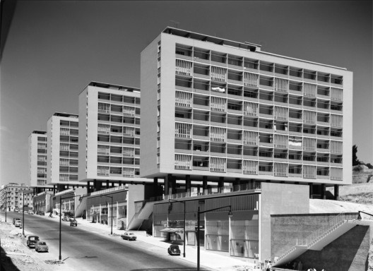Conjunto habitacional na Avenida Infante Santo, Lisboa, 1954-1959. Arquitetos Alberto José Pessoa (1919-1985), Hernâni Gandra (1914-1988) e João Abel Manta (b. 1928)