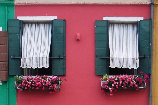 Janela com traves, toldos e floreiras, Veneza