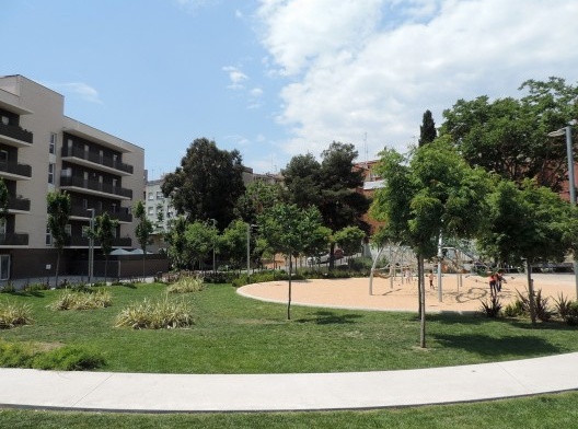 Intervenções urbanísticas sob a perspectiva de gênero, Praça das Mulheres de Nou Barris junto à habitação social coletiva