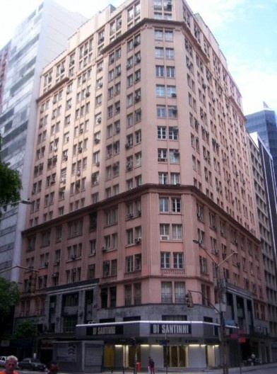 Edifício Guinle, Rio de Janeiro RJ Brasil, 1928. Arquiteto Alejandro Baldassini. Fotografia recente demonstrando a índole moderna da alta estrutura com frisos geometrizantes em suas fachadas tripartites