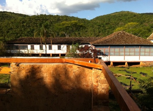 Vista do telhado da casa de engenho: inicio da colocação das peças em MLC