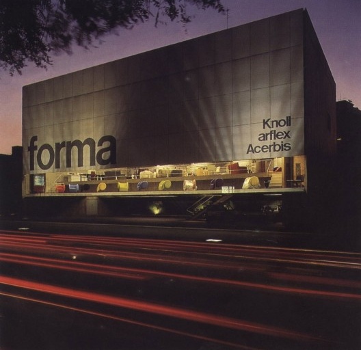 Paulo Mendes da Rocha, Loja Forma, São Paulo, 1987. Uma configuração aparentemente simples encobre uma grande complexidade, resultado da síntese formal de requerimentos programáticos, urbanísticos, estruturais e comerciais