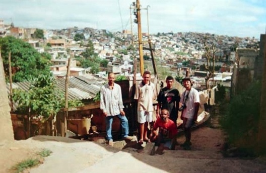 Com moradores da favela do Buraco do Sapo, no Capão Redondo, São Paulo