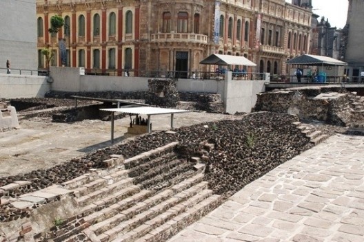 Escavação em torno do Templo Mayor na Cidade do México