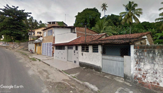 Imagem por satélite. Casas geminadas, vistas a partir da Avenida Gouveia da Nóbrega, que integram o conjunto construído junto à Fonte de Santo Antônio do convento franciscano de João Pessoa