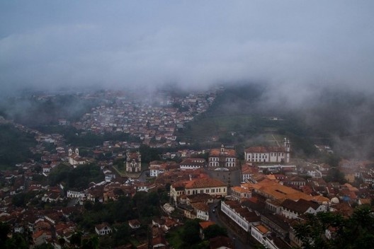 Vista parcial da cidade de Ouro Preto destacando-se ao centro a Praça Tiradentes, por onde passam os cortejos processionais